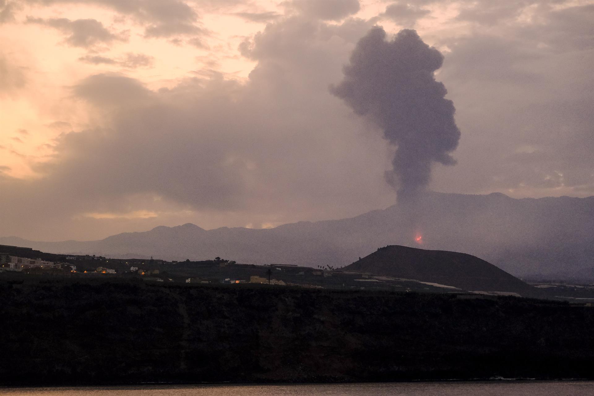 “Puede tumbar un edificio”: Vulcanólogo advierte del peligro de las lluvias con la ceniza de volcán acumulada en La Palma