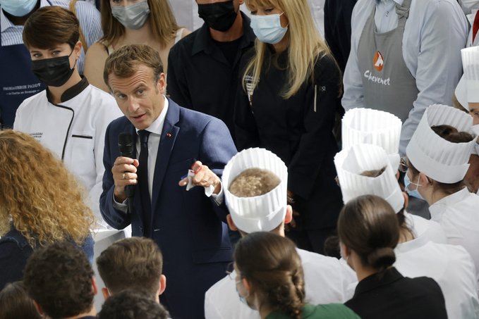 Hospitalizan en un centro psiquiátrico a joven que lanzó un huevo contra el presidente francés (Video)