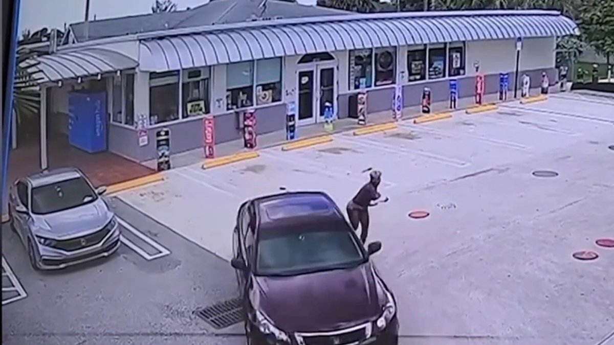 Momento de tensión en EEUU: Sujeto robó el vehículo de una mujer con su bebé adentro (VIDEO)