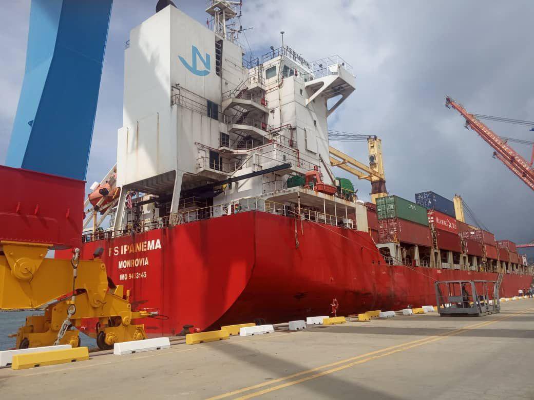 Una cosechadora cae sin control cuando era descargada en Puerto Cabello (VIDEO)