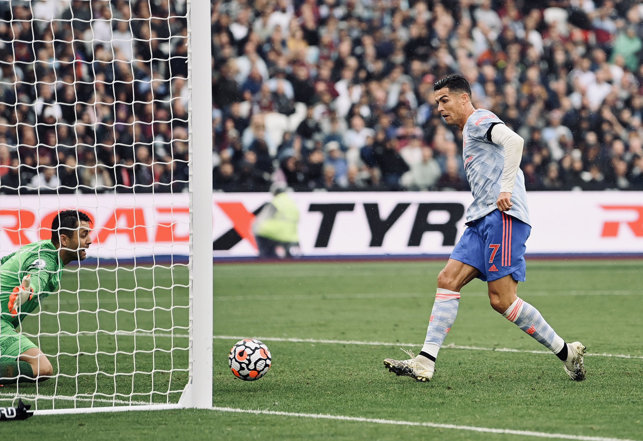 Cristiano Ronaldo y Jesse Lingard ponen al Manchester United en la cima de la Premier League