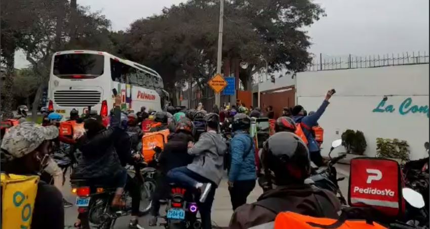 Repartidores venezolanos acompañaron a la Vinotinto a su práctica en Lima (Videos)