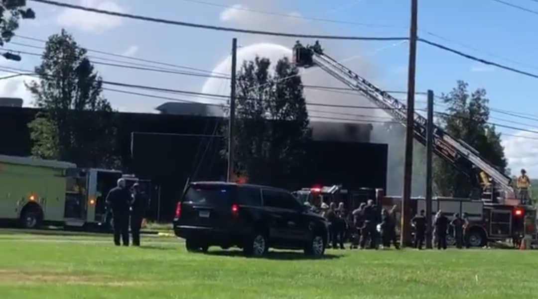 Un avión impacta en un edificio industrial en EEUU y causa un incendio (VIDEO)