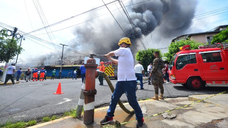 Un fuerte incendio consumió el mercado municipal en la capital de El Salvador (Videos)