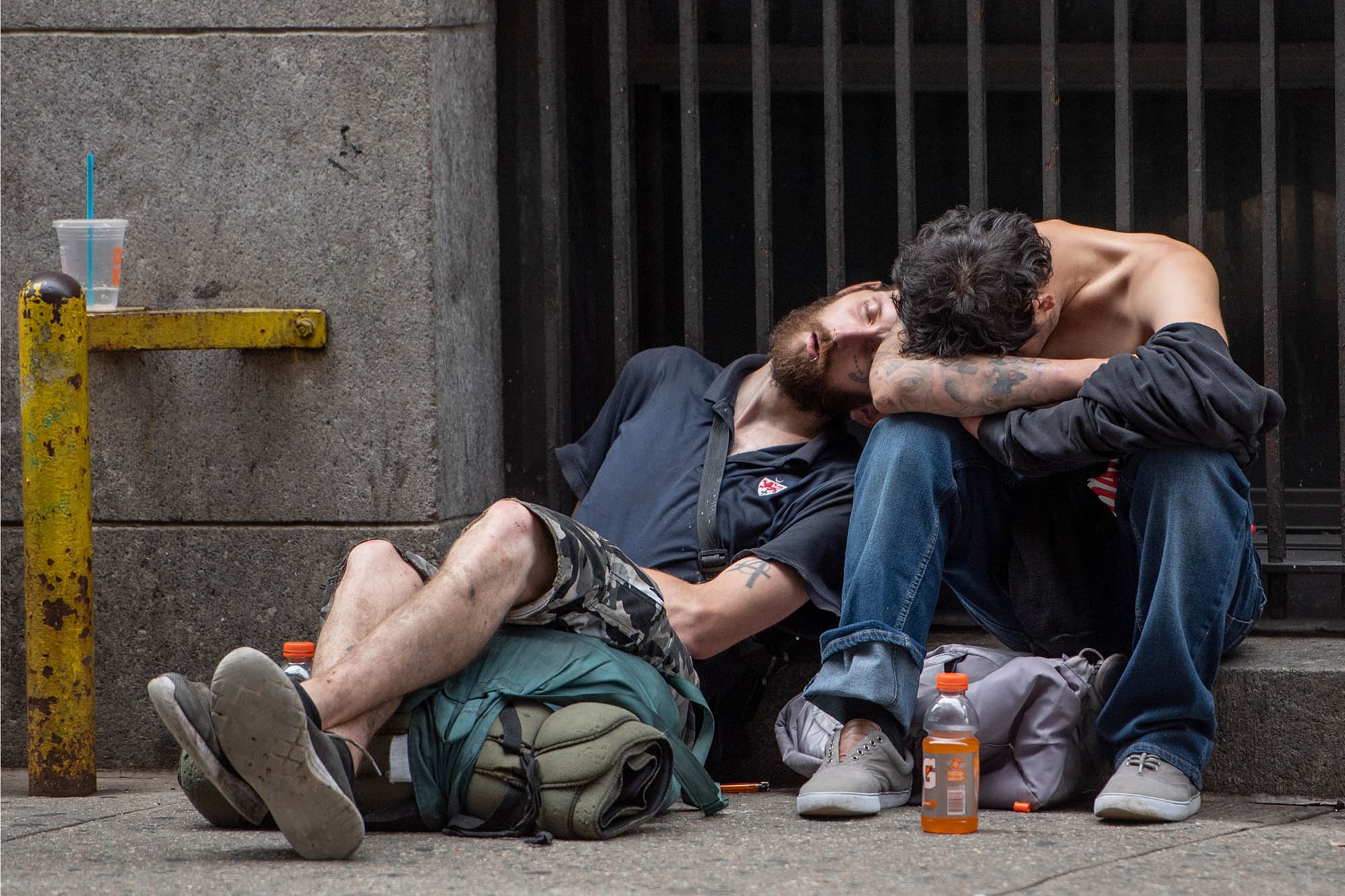 “Ciudad de los muertos vivientes”: La droga más potente del mundo llega a Nueva York y llena las calles de “Zombies” (Fotos)