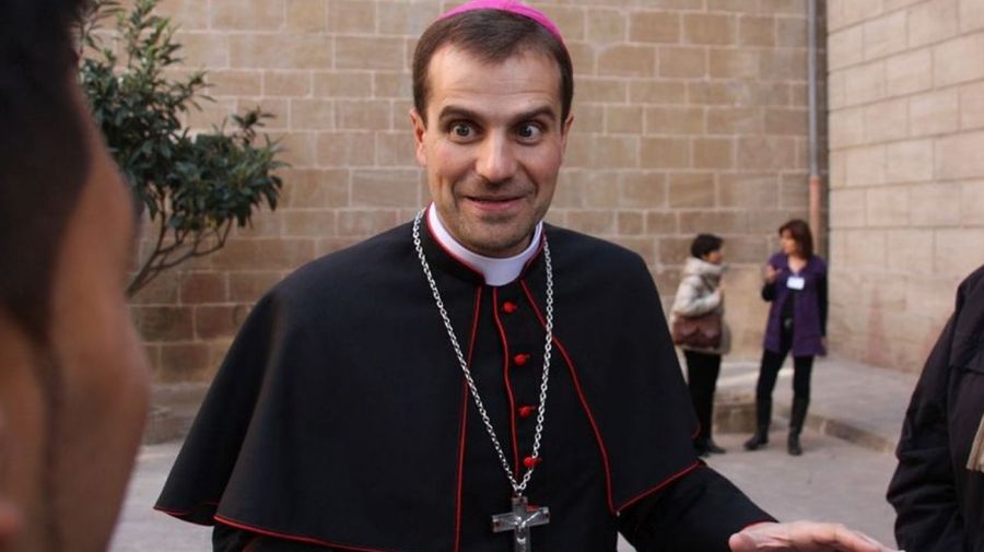 Polémica en España: Un obispo conservador renunció a su cargo tras enamorarse de una escritora sobre satanismo
