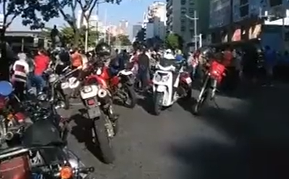 Adultos mayores protestaron frente al Hotel Alba Caracas: Reclaman la segunda dosis de Sputnik V #15Sep (VIDEO)