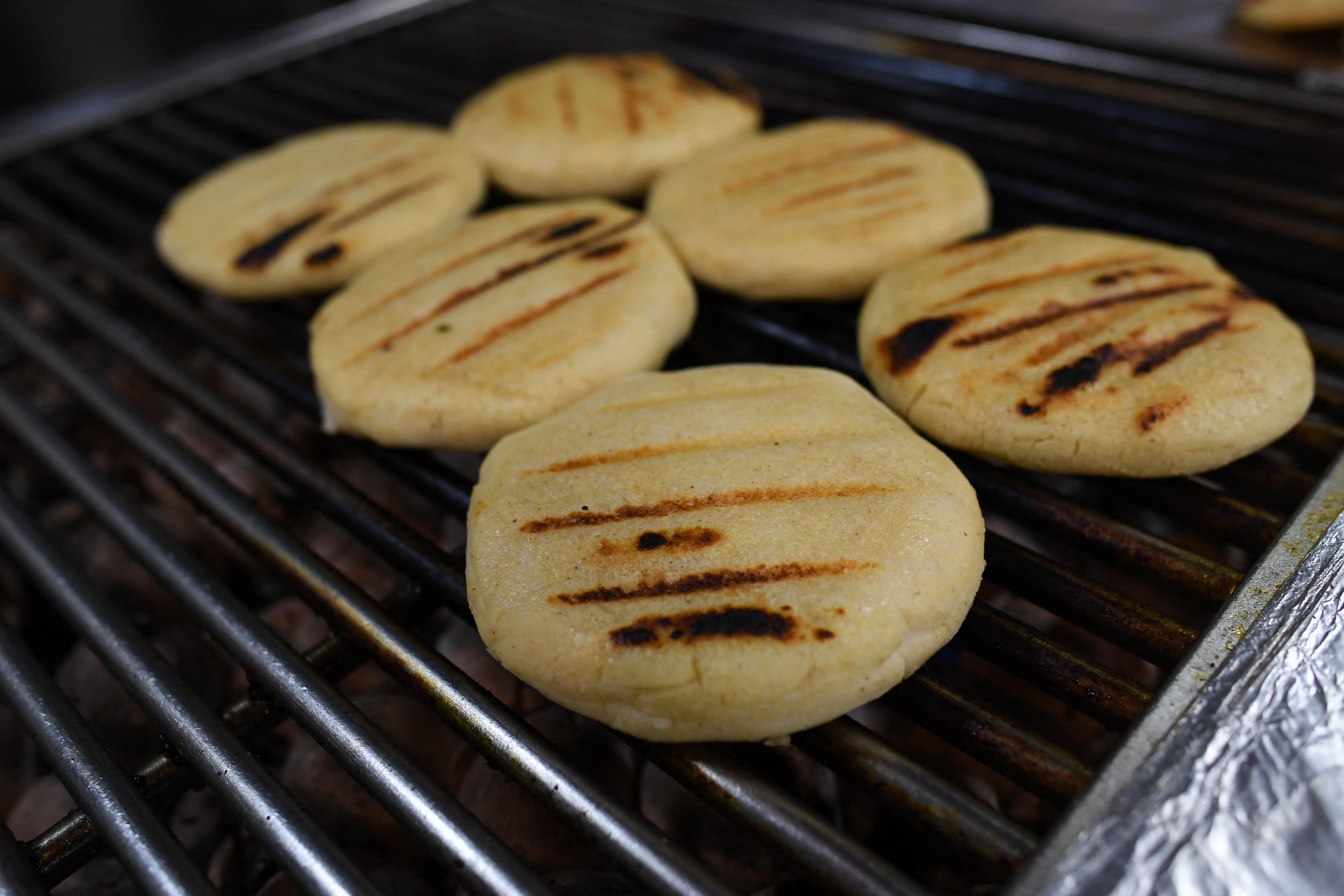 VIRAL: Peruano reclama a su pareja venezolana por desayunar arepas todos los días, pero es troleado (VIDEO)