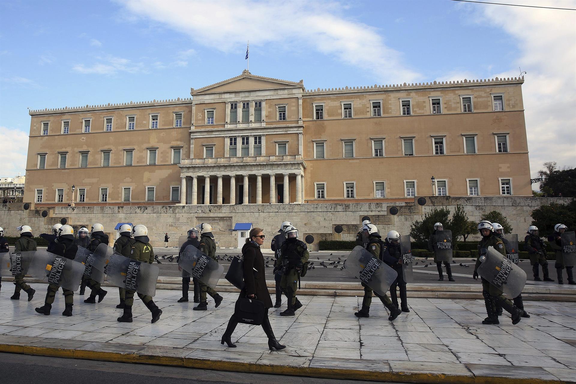 Un hombre amenaza con provocar una explosión frente al Parlamento de Grecia (FOTO)