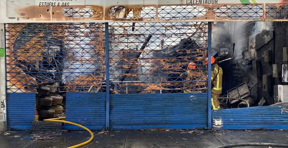 Al menos tres locales destruidos tras un fuerte incendio registrado en el centro de Medellín este #25Oct (IMÁGENES)