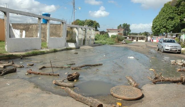 Contaminación tras desbordamiento de aguas negras afecta a familias en Bolívar