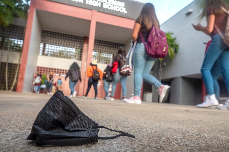 Miami evalúa dejar de exigir el uso de mascarillas en las escuelas