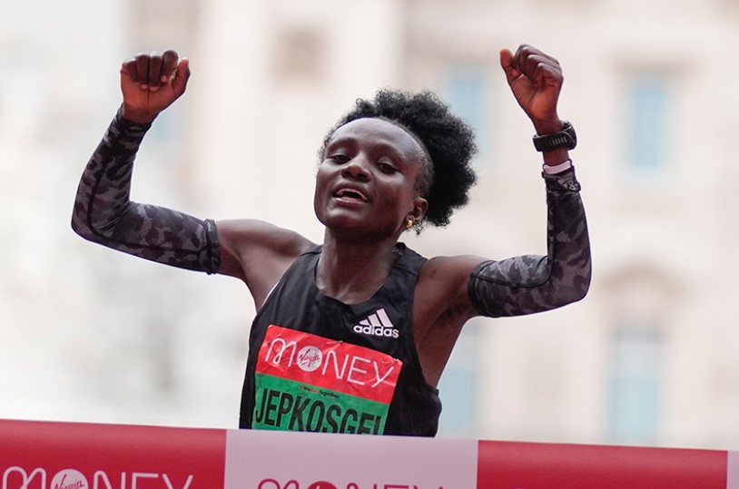 La keniana Joyciline Jepkosgei gana el maratón de Londres