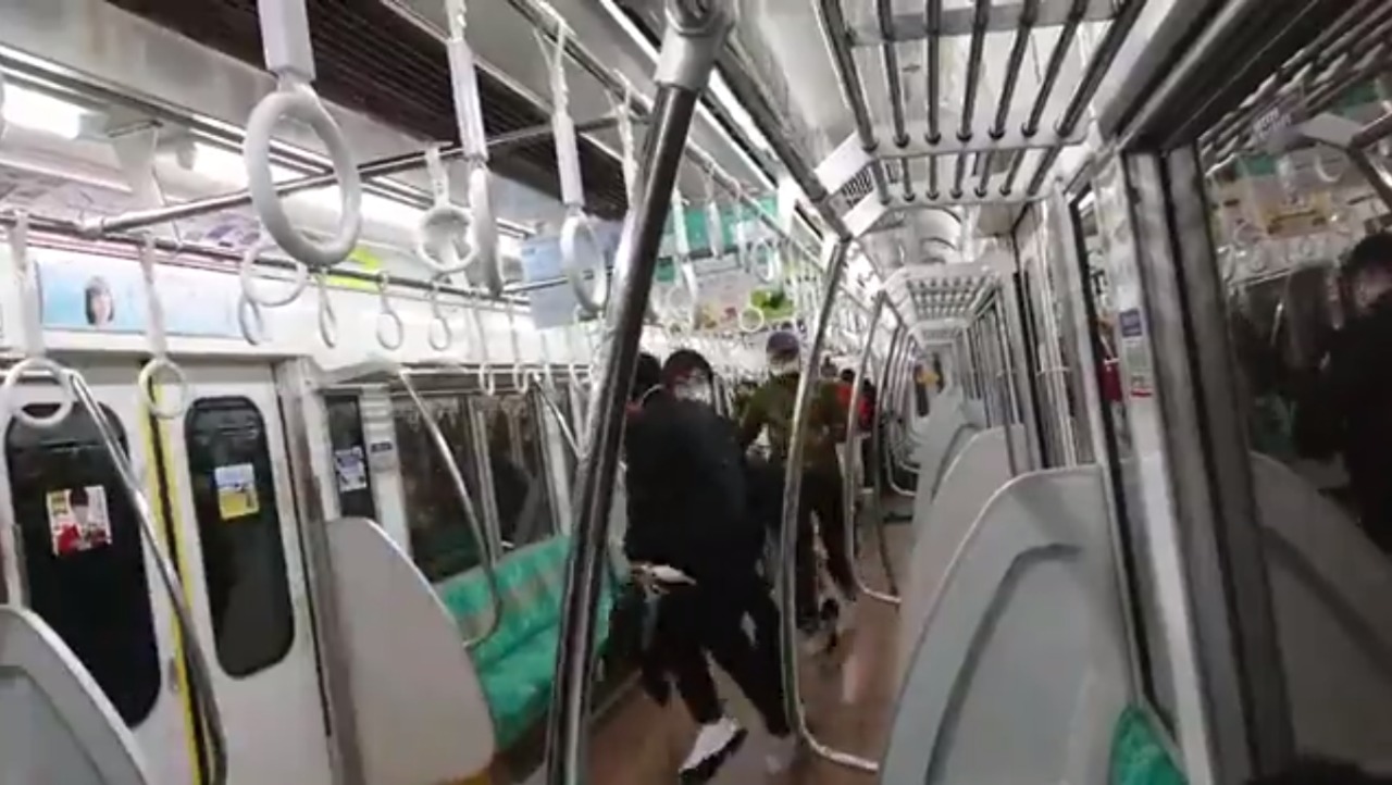 Más de 10 personas heridas en el Metro de Tokio por ataque de un hombre armado con cuchillo y líquido inflamable