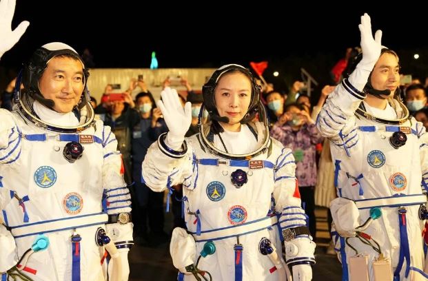 Astronautas chinos llegaron a la estación espacial para su misión más larga