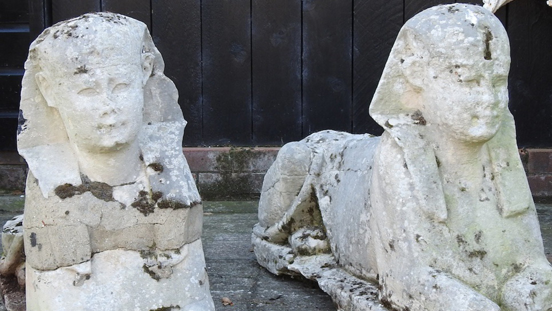 Familia descubrió que esculturas de su jardín son esfinges del Antiguo Egipto