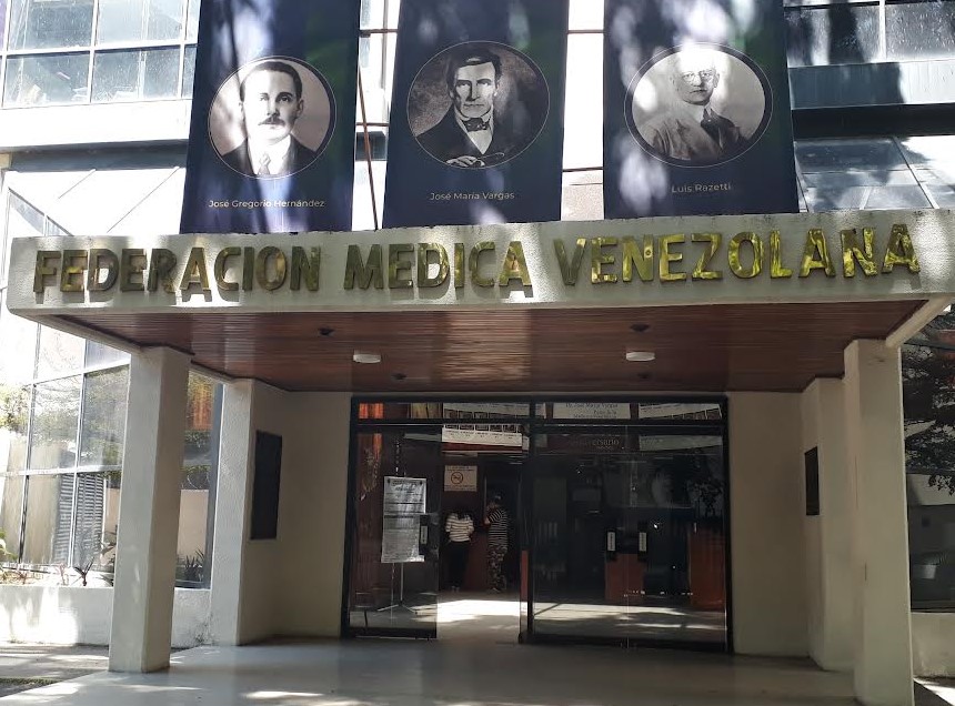 Alertan que el chavismo está graduando médicos comunitarios y militares sin formación académica ni científica