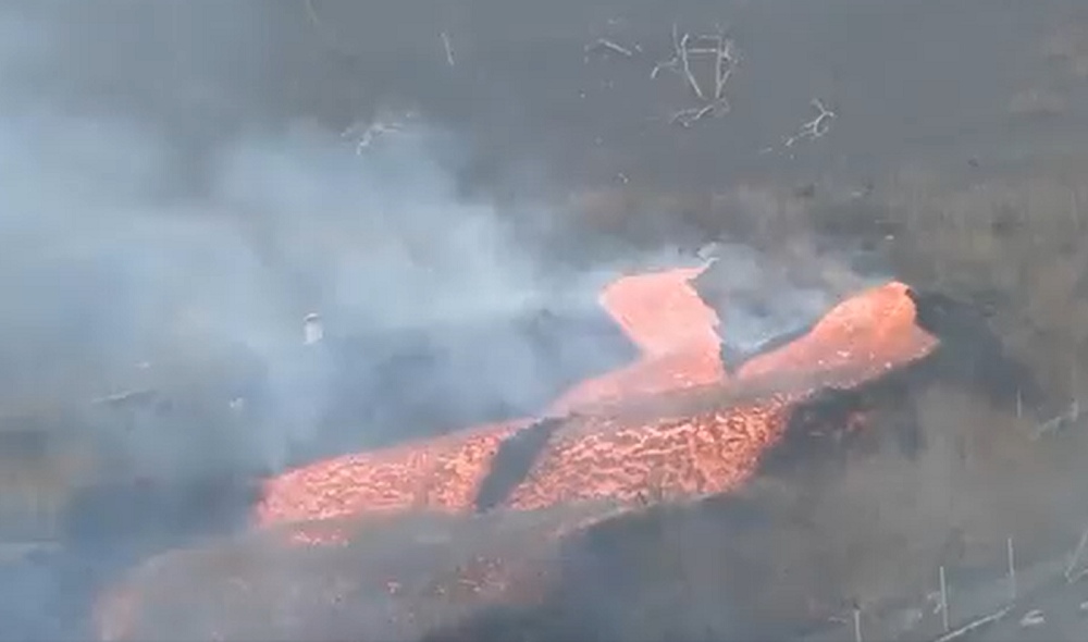 El volcán de La Palma expulsa una nueva colada de lava muy líquida sobre la isla (VIDEOS)