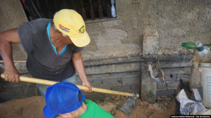 Venezolanas trabajan la tierra para llevar a sus hogares los alimentos que no pueden comprar