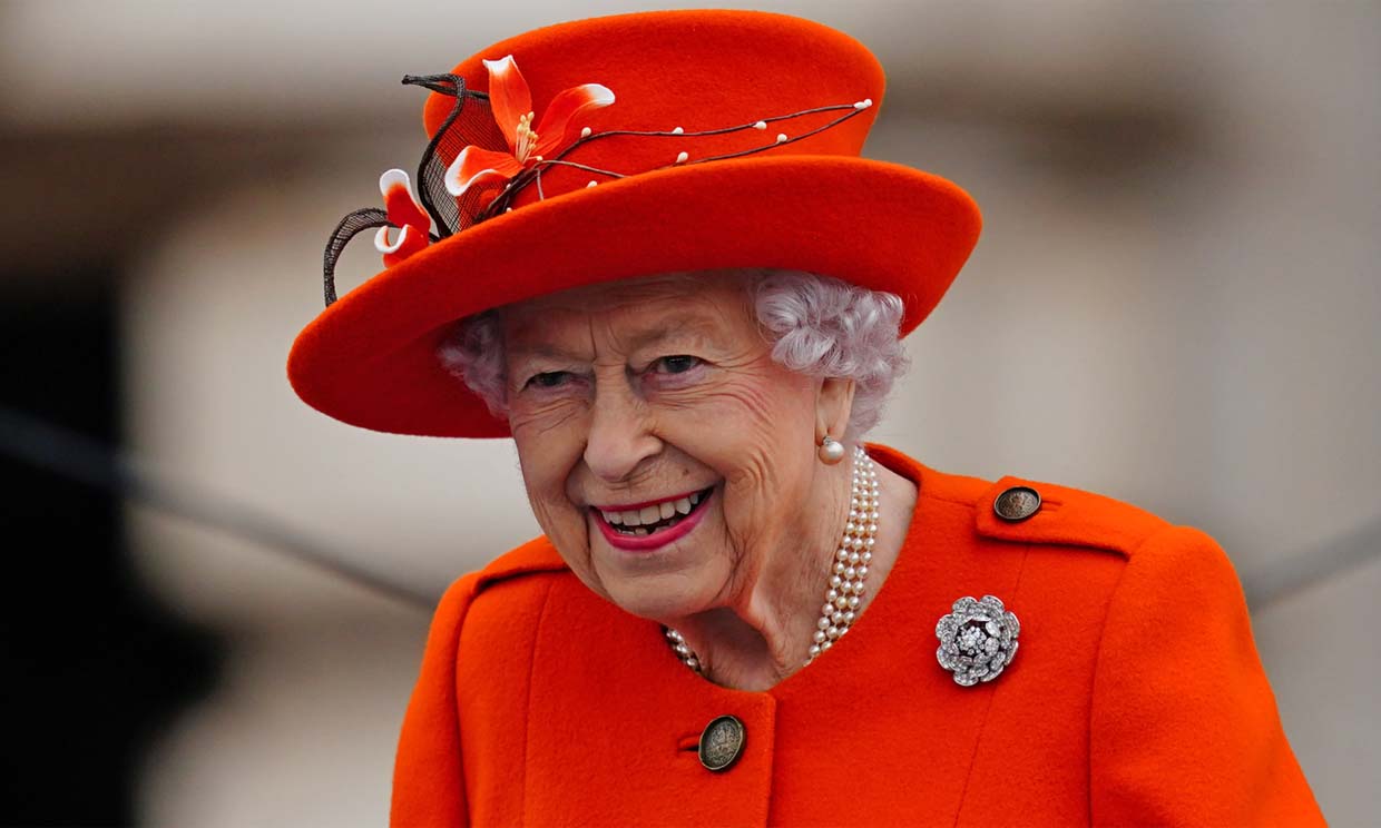 Sin explicaciones: La reina Isabel II asistió a un evento usando bastón