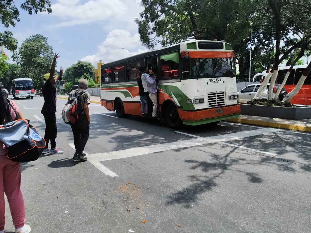 Metro de Caracas no se ha enterado del mega “apagón rojo”, mientras el transporte público terrestre colapsa #14Oct (FOTOS)