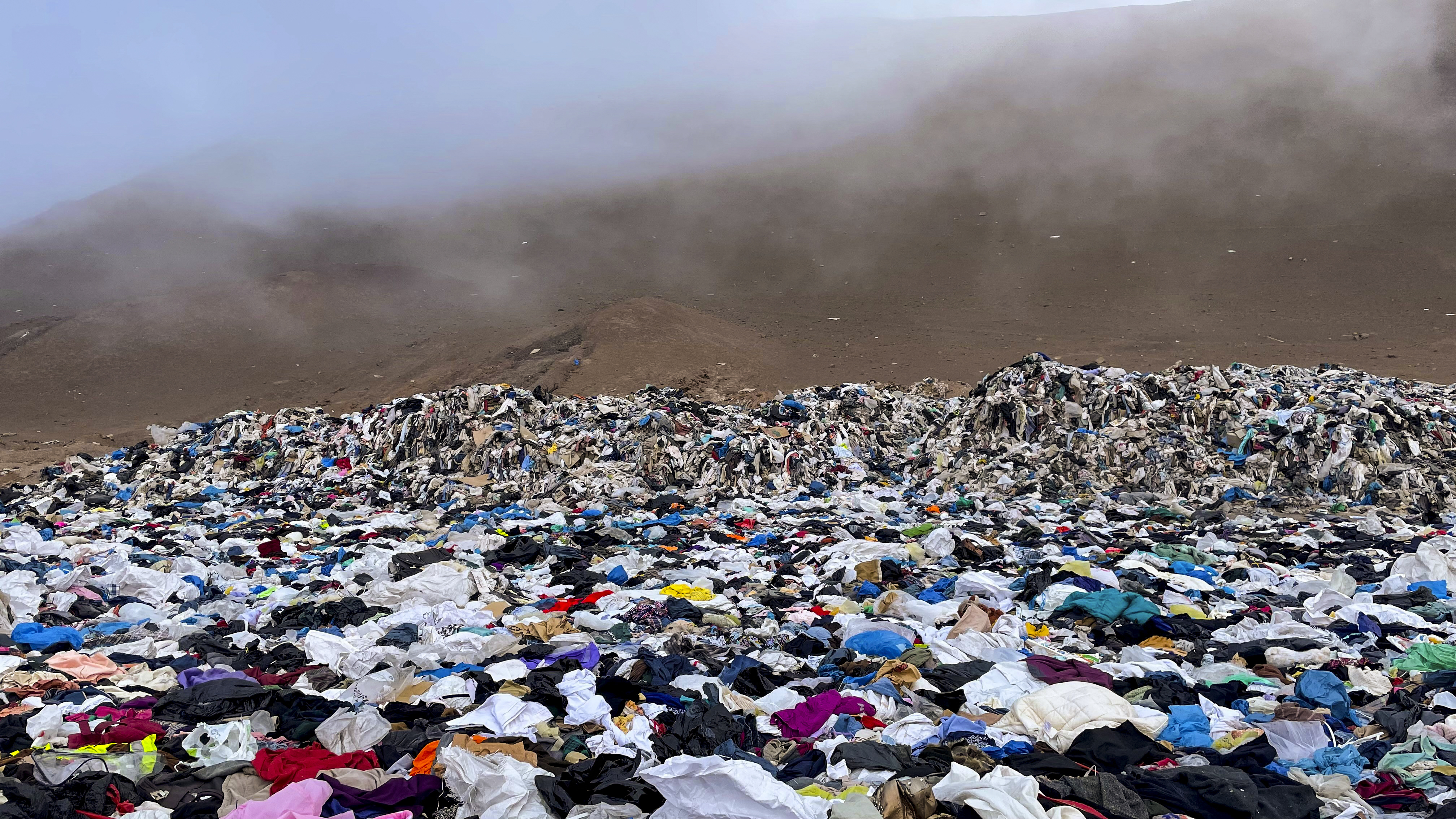 En el desierto de Atacama, el cementerio tóxico de la moda descartable (Fotos)