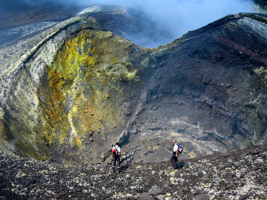 Hallan los restos de un hombre muerto hace décadas en una gruta en el volcán Etna
