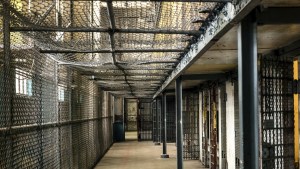 Un pedófilo estadounidense que se declaró mujer fue recluido en una prisión femenina y violó a una compañera de celda