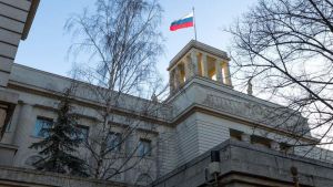 Diplomático ruso murió en Berlín tras caer al vacío desde los últimos pisos de la embajada