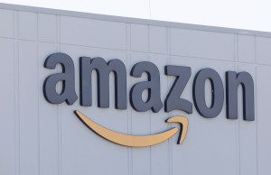 VIRAL: Empleado de Amazon quedó atrapado en el almacén por robots (VIDEO)