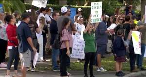 Padres protestaron por nuevas normas sobre uso de mascarillas en escuelas católicas de Miami