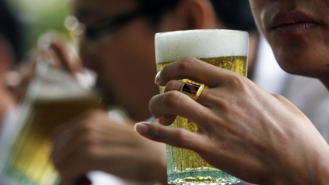 Las autoridades chinas advierten que los compañeros de bebidas alcohólicas serán responsables de los delitos de quienes consuman