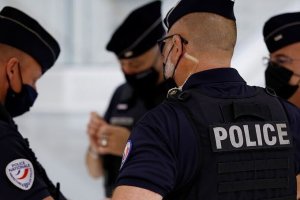 Apuñaló a un policía e invocó a Mahoma: Reportan presunto ataque terrorista en Cannes