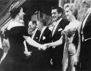 VIRAL: El “momentazo” en que Marilyn Monroe conoció a la reina Isabel II y le “faltó el respeto” públicamente (VIDEO)