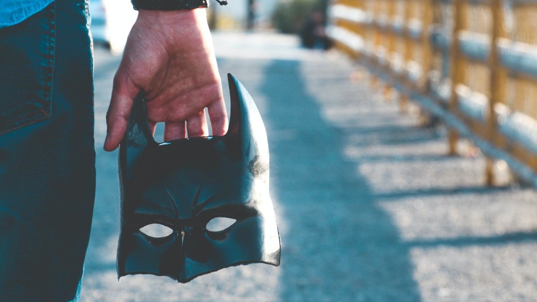 ¡VIRAL! “Batman” mexicano detuvo a ladrones, los amarró y maquilló como el “Joker” (Fotos)