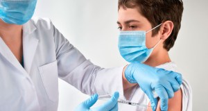 Clínica de California administró a 14 niños dosis errónea de la vacuna contra el Covid-19