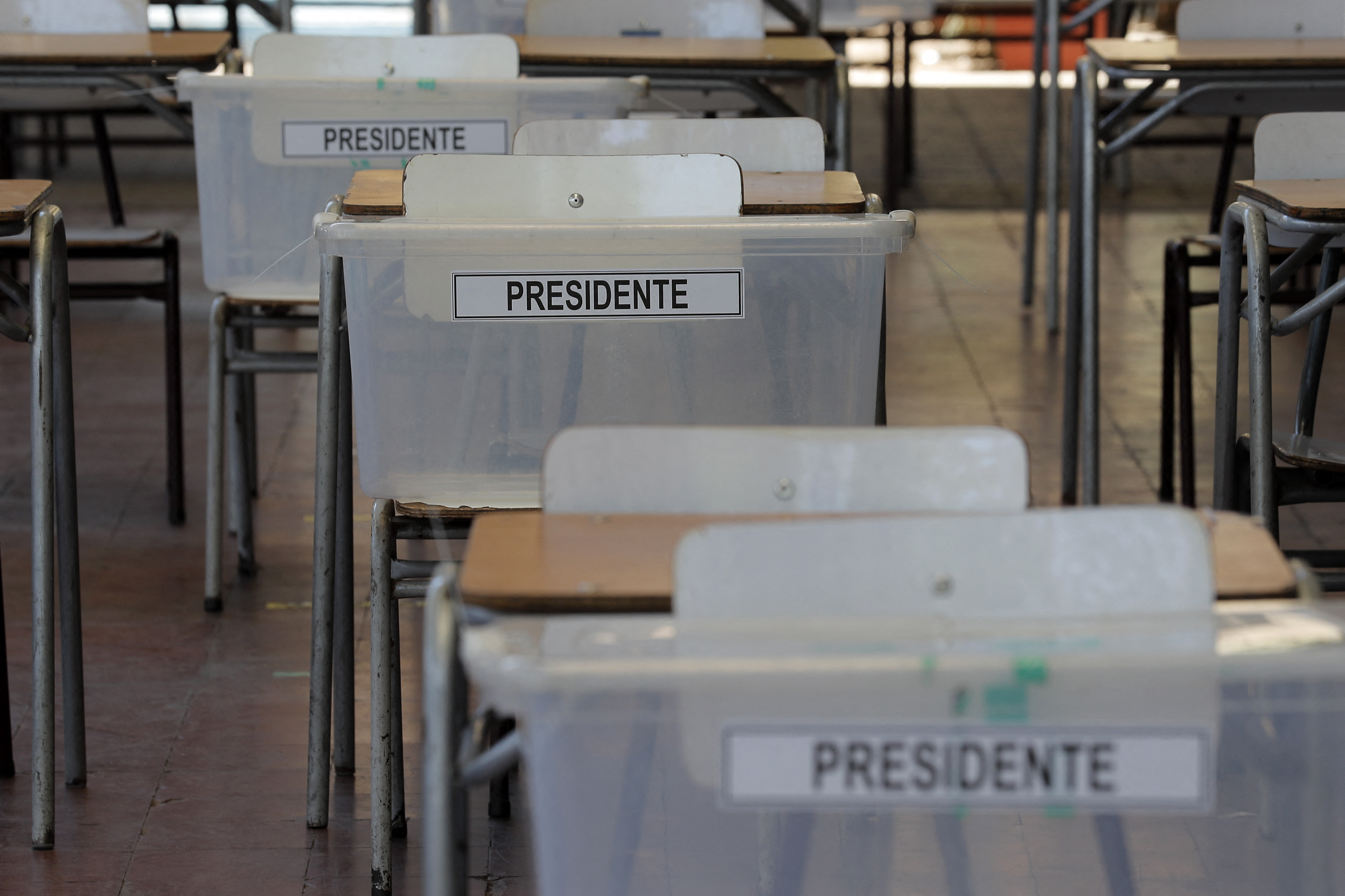 Centros de votación abren en Chile para crucial balotaje entre Boric y Kast este #19Dic