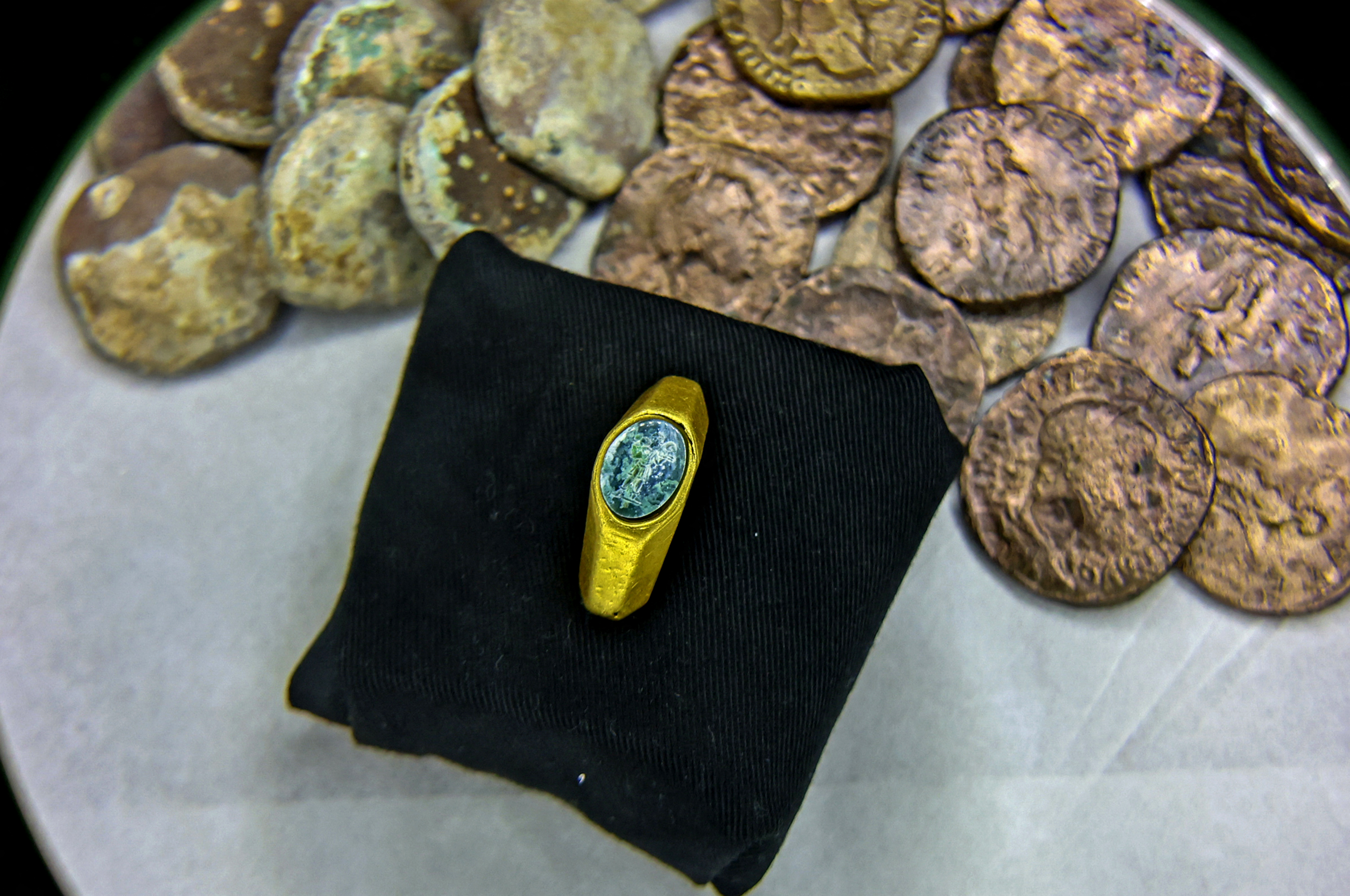 Hallaron en Israel un anillo de oro que permaneció bajo el agua durante 1700 años