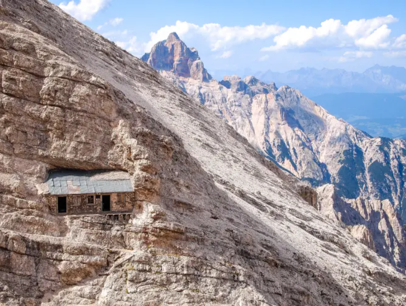 La casa más aislada del mundo, incrustada en una montaña rocosa, ha estado vacía por 100 años (FOTOS)