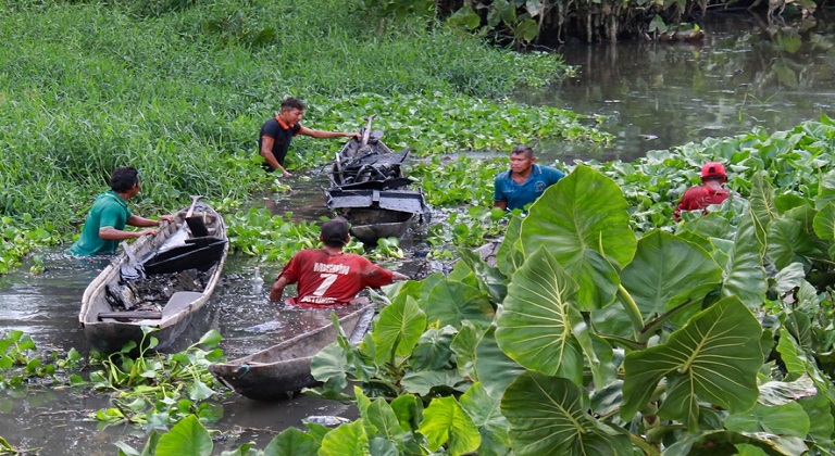 En Tucupita buscan chatarra entre aguas contaminadas para subsistir