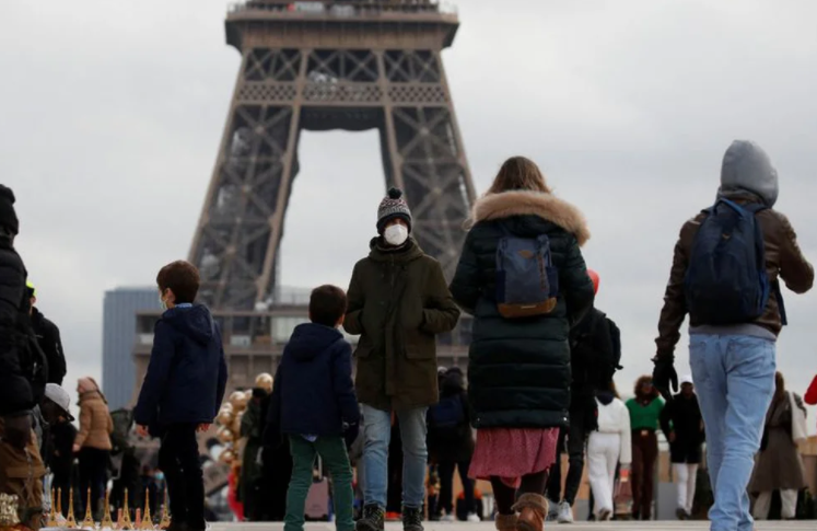 Por el aumento de casos de Covid-19, París reimpuso el uso obligatorio de mascarillas en espacios exteriores