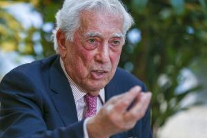 El escritor Mario Vargas Llosa recibió el Premio AMI por su defensa del periodismo de calidad