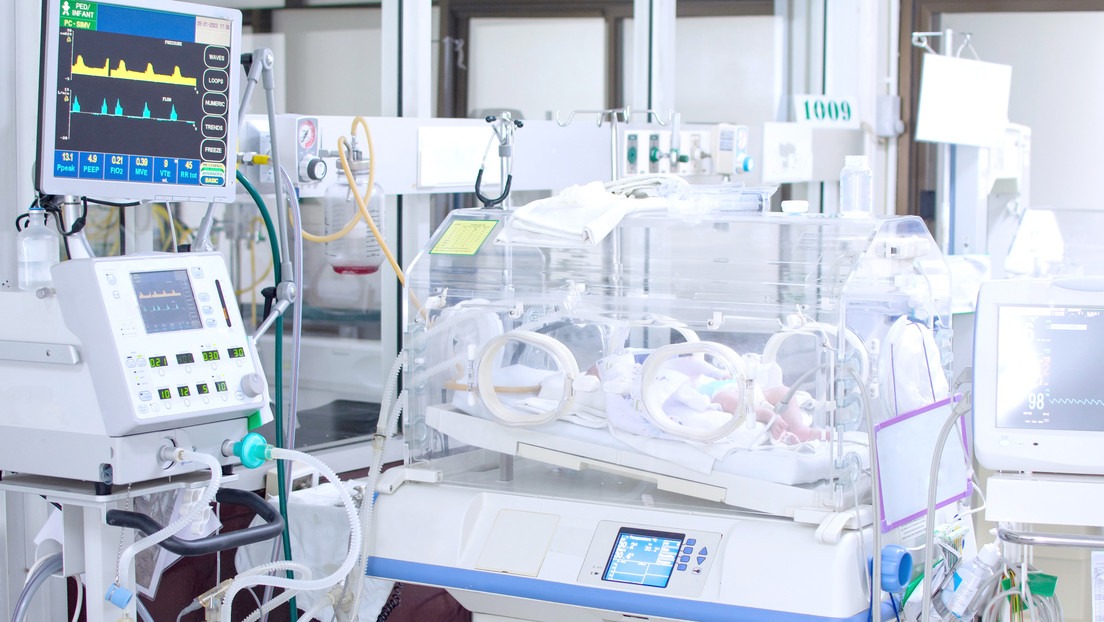 Mujer da a luz a una bebé prematura mientras se sometía a una cirugía cerebral y ambas sobreviven