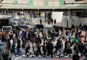 Japón amplía las restricciones a la mayoría de sus regiones ante casos récord de coronavirus
