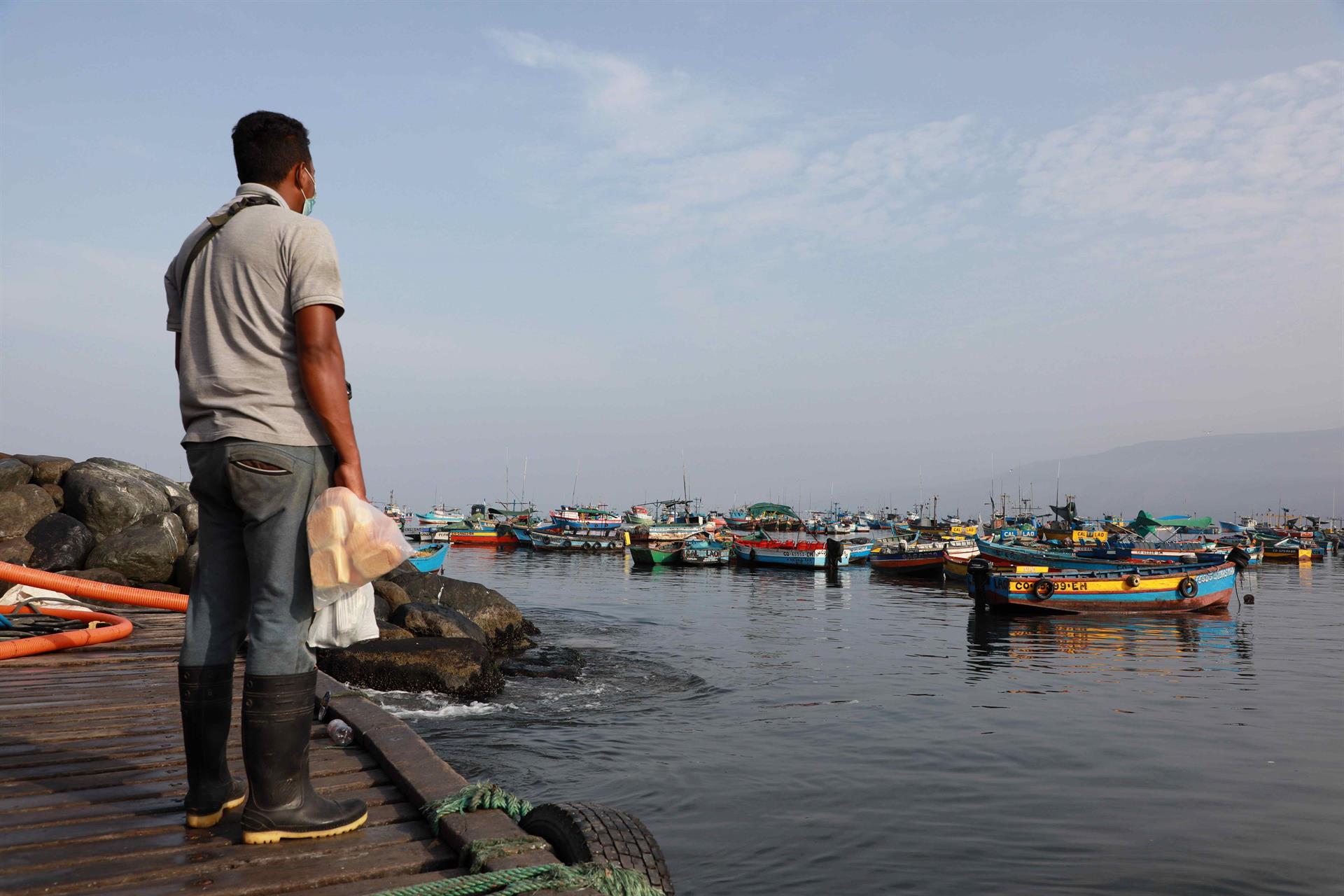 La desesperación de los que viven del mar, la otra cara del derrame en Perú