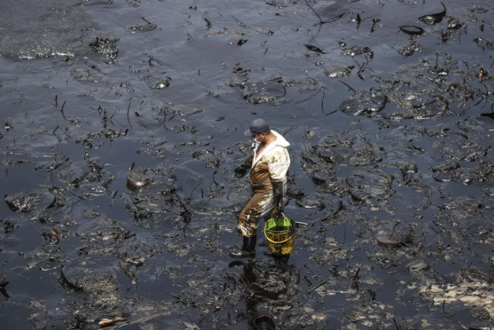 Impactantes fotografías que registraron la magnitud del derrame de petróleo de Repsol en la costa peruana