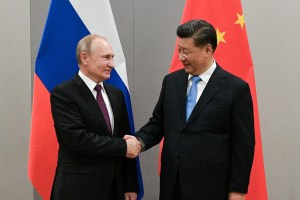 China saca partido de la guerra y negocia comprarle petróleo barato a Putin