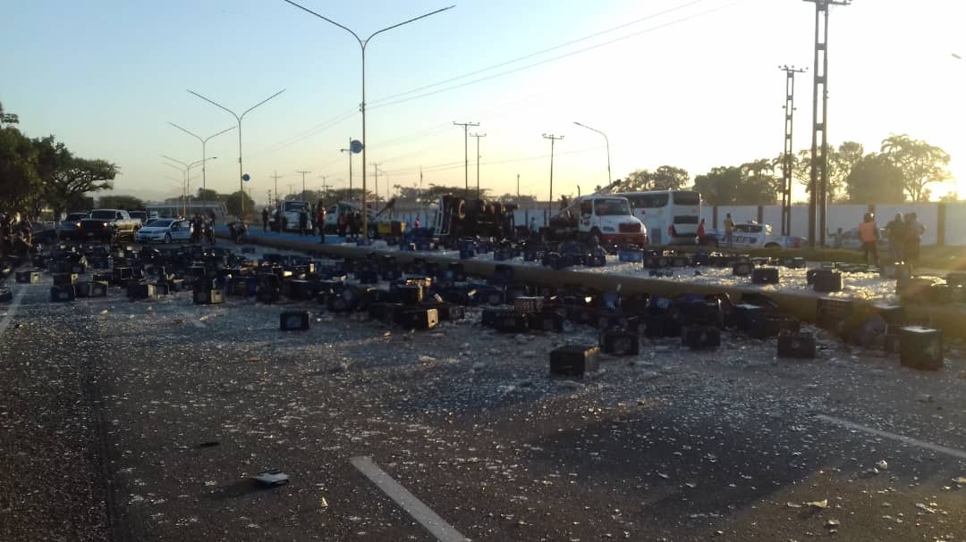 Vehículo cargado de cervezas se volteó en la autopista sur, sentido Campo Carabobo – Valencia este #21Ene (Fotos)