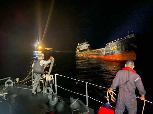 Un barco “fantasma” lleno de armas apareció en la costa de Tailandia (Fotos)