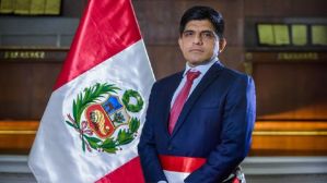 Ministro de Defensa de Perú es internado en cuidados intensivos por Covid-19